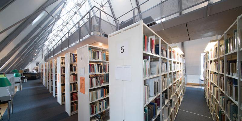 Bibliothek der HfM Karlsruhe im Schloss Gottesaue - Blick auf den Bestand