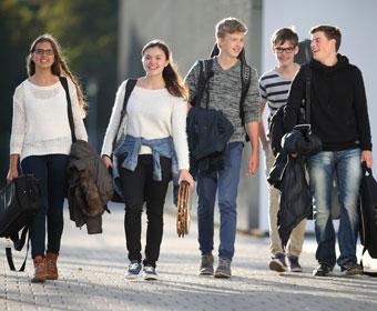 Studierende auf dem CampusOne der HfM Karlsruhe
