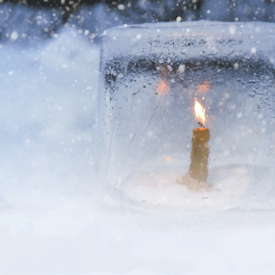 Eine Kerze im Eis