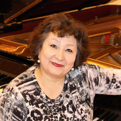 Die Pianistin Dr. Saule Tatubaeva