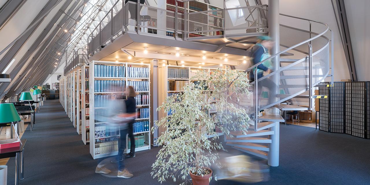 Innenansicht der Bibliothek Schloss Gottesaue