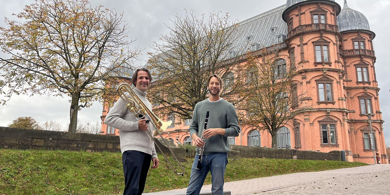 Brandt Attema und Julius vor dem Schloss Gottesaue